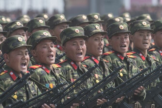 2017年4月15日、北朝鮮の創始者、金日成主席の105回目の誕生日を祝う軍事パレード中の兵士たち。