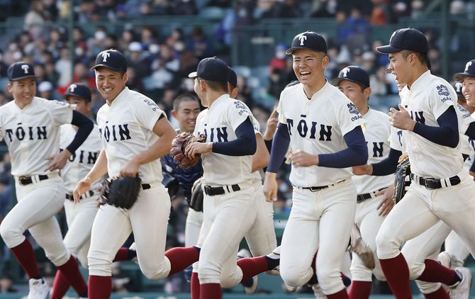 神村学園に勝利し、駆け出す大阪桐蔭ナイン。準々決勝進出を決めた=2024年3月27日、甲子園