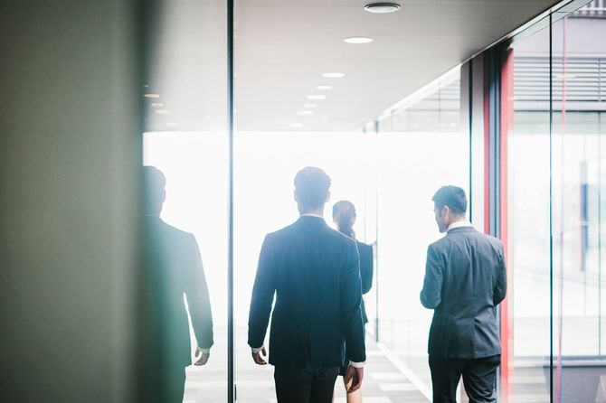 オフィスの廊下を歩く社員