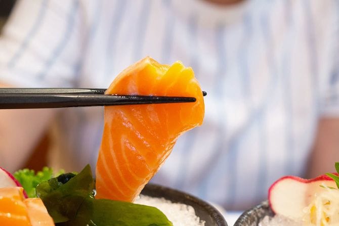箸とサーモン