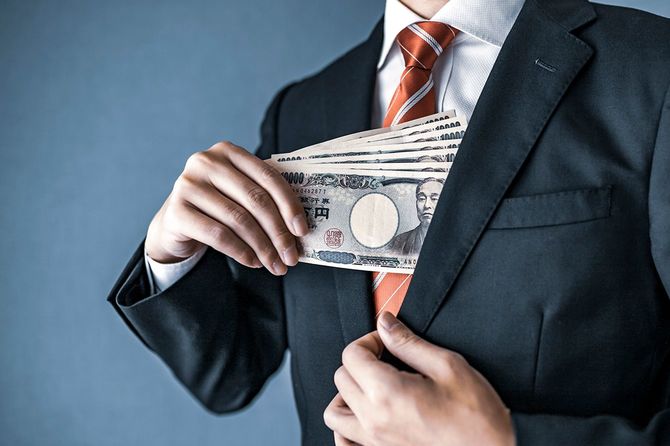 お金をポケットから出すイメージ