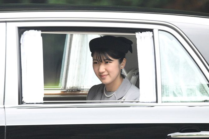 ラオス公式訪問報告のため、昭和天皇の武蔵野陵と香淳皇后の武蔵野東陵の参拝を終えられた天皇、皇后両陛下の長女愛子さま＝2025年12月3日、東京都八王子市の武蔵陵墓地［代表撮影］