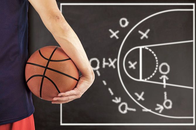 バスケットボールの戦術を黒板でチェック