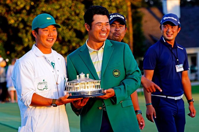 マスターズを制し、キャディーの早藤(左)と喜び合う松山英樹