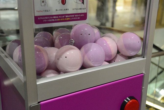 職員が手作業でこしらえたカプセル。購入者は行き先を運試しで決められる。