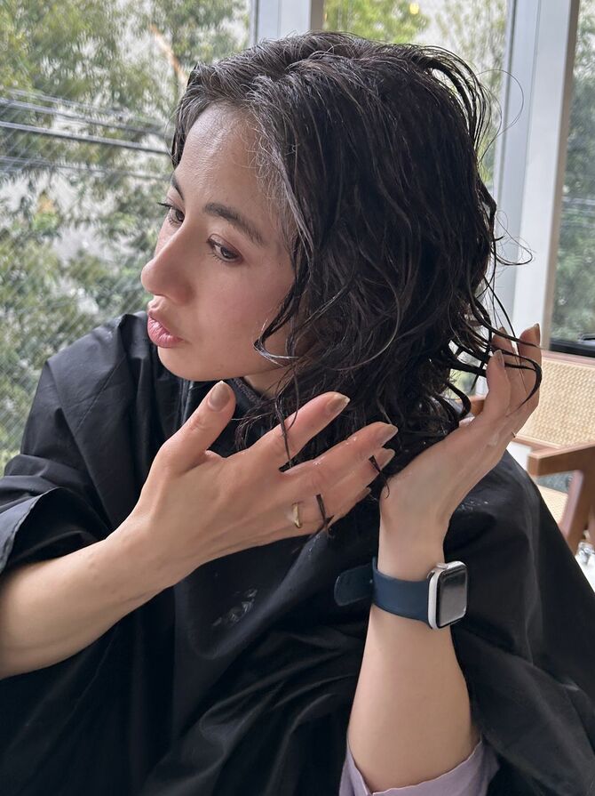 カールの表面にジェルをつけてカールの束をしっかりキープ。