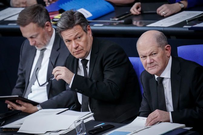 ドイツ連邦議会の予算討論に出席する緑の党のロバート・ハーベック経済・気候保護相(真ん中)=2024年1月31日、ベルリン