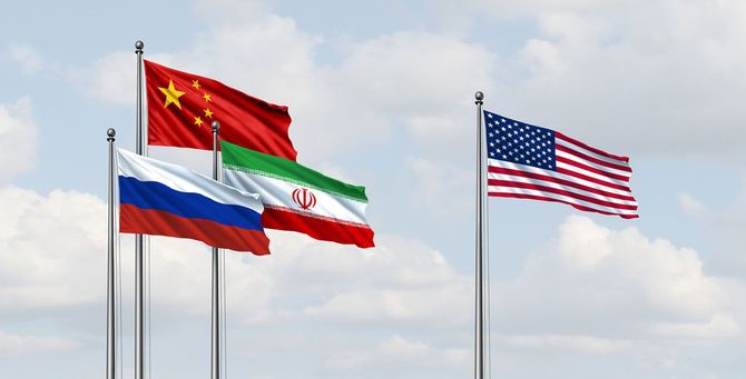 中国、ロシア、イランの国旗と、アメリカの国旗