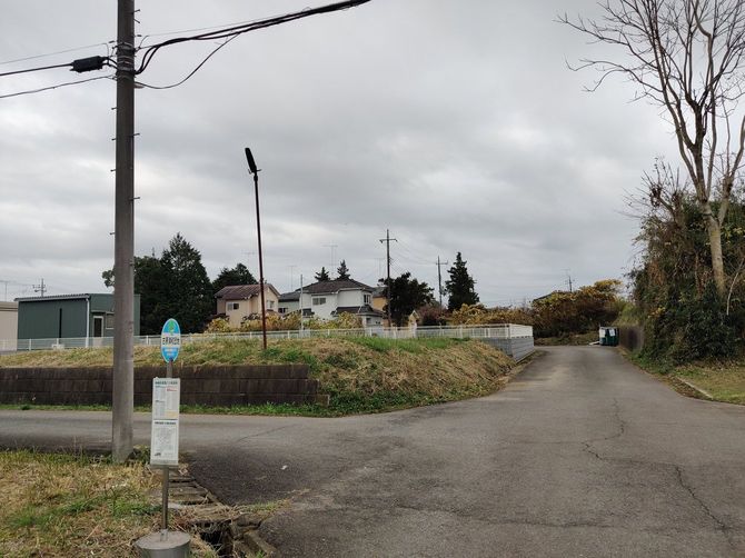 住宅地内に設置された町営バスの停留所