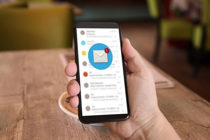 新しいメール メッセージのオンライン通信携帯電話