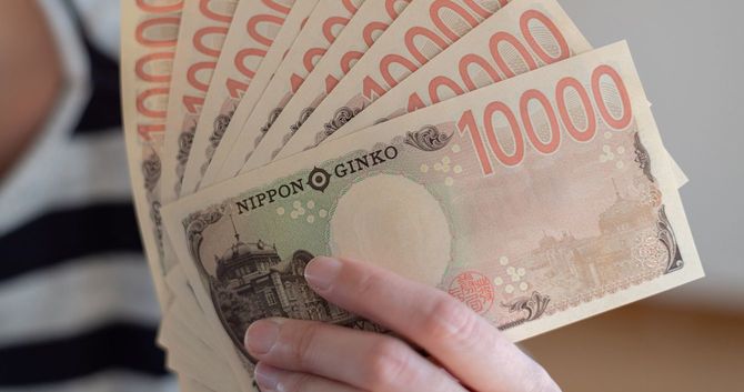 お金を持っている人の手