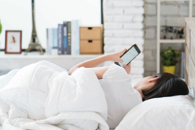 横になった状態でものを見続けると、眼位が正常の位置からずれていくので注意が必要だ。