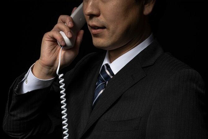 電話で話す男性