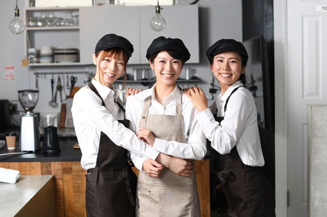 レストランで元気に働く笑顔の女性