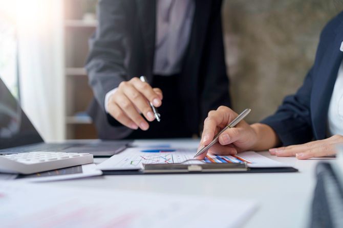 資料を見て話し合うビジネスチーム