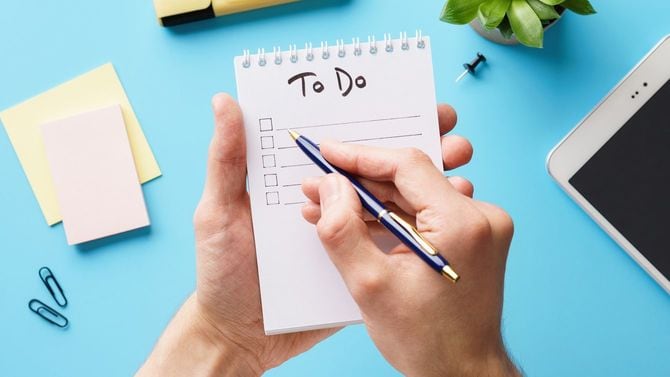 ToDoリストを作る男性の手元