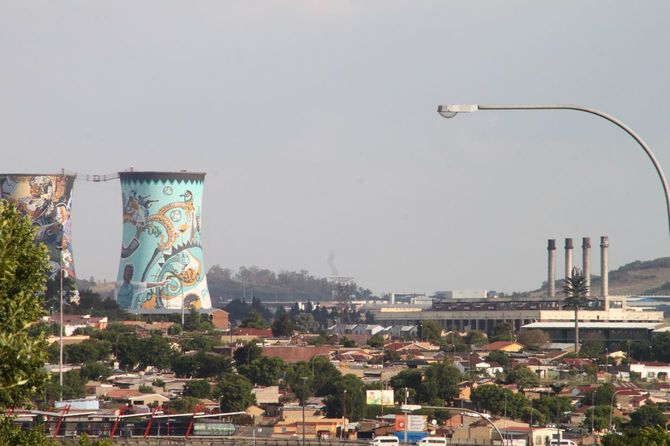 ソウェトのシンボルである旧発電所は、塔の上からバンジージャンプが楽しめる。