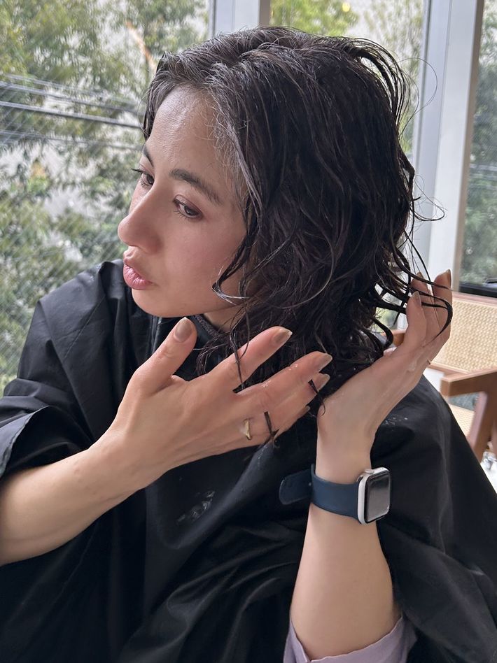 カールの表面にジェルをつけてカールの束をしっかりキープ。