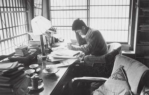 一橋大学在学中に芥川賞を受賞した当時。自室で原稿を執筆する。