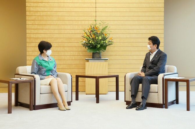 令和2年7月6日、安倍総理は、総理大臣官邸で東京都の小池百合子知事と面会