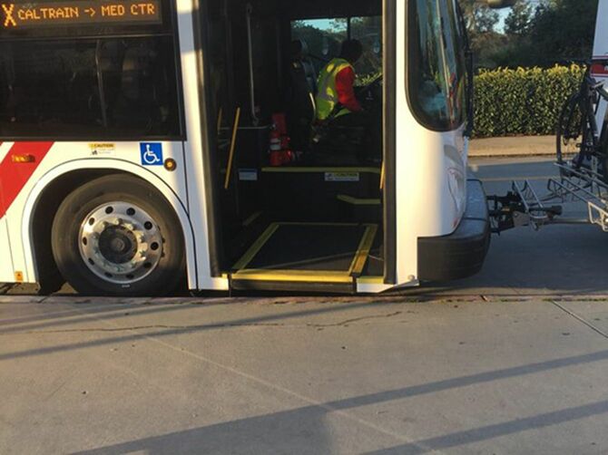 アメリカ・カリフォルニア州のバス。自動スロープで車いすでも一人で乗り降りができる