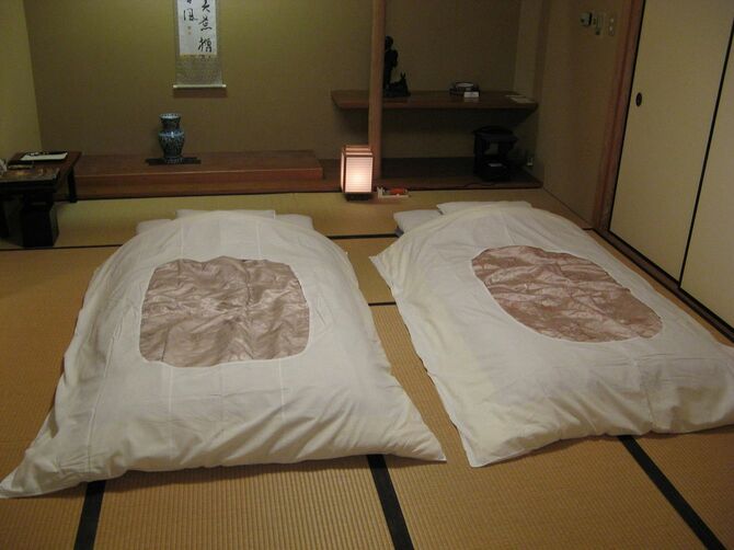 2007年10月8日、箱根園周辺の旅館にて。和室に敷かれた二揃の布団