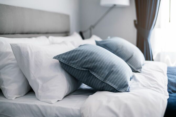 白い枕とベッドシーツ