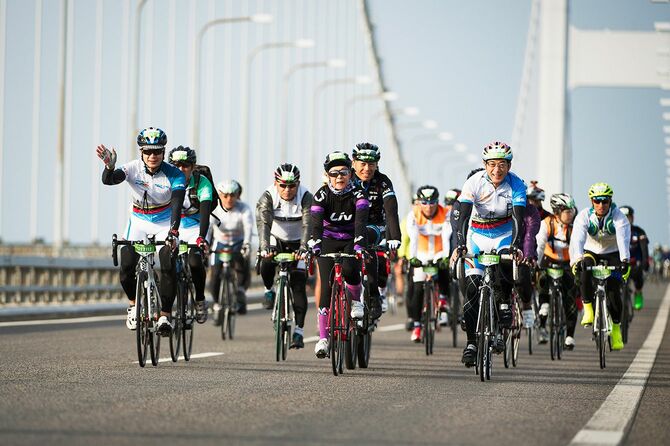 高速道路をサイクリストに開放した国際サイクリング大会「サイクリングしまなみ」、2016年。前方右は愛媛県の中村知事、前方左は広島県の湯崎知事