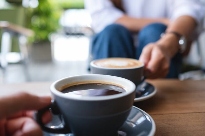 カフェでコーヒーを飲んでいるカップル