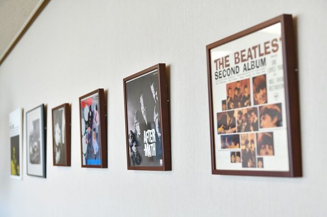 ビートルズ、ザ・ローリング・ストーンズのLPが壁にかかった伊藤忠商事・石井敬太社長の社長室