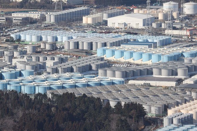 廃炉作業が進められている東京電力福島第1原子力発電所の敷地内に並んだ処理水を保管するタンク＝2021年2月14日、福島県［時事通信チャーター機より］