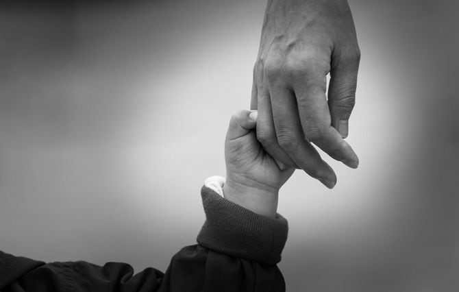 親と手をつないで歩く、ちいさな手