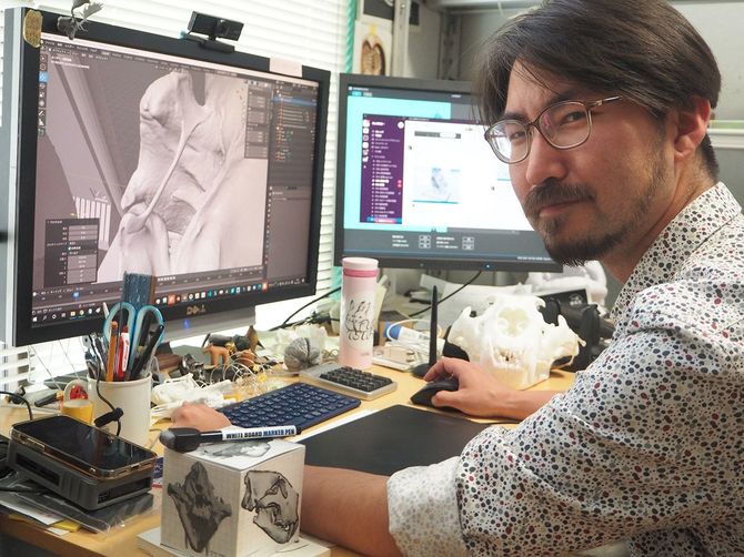 パソコンに向かう男性