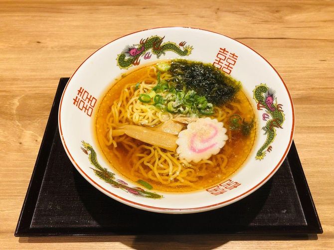 21：30〜23：00の間に無料で提供される夜鳴きそば。「ドーミーインと言えば夜鳴きそば」という評判が立つほど人気となっている。ちなみに23時を過ぎてしまった場合、夜鳴きそばの味に近いカップ麺「ご麺なさい」を深夜1時まで無料配布しているという。