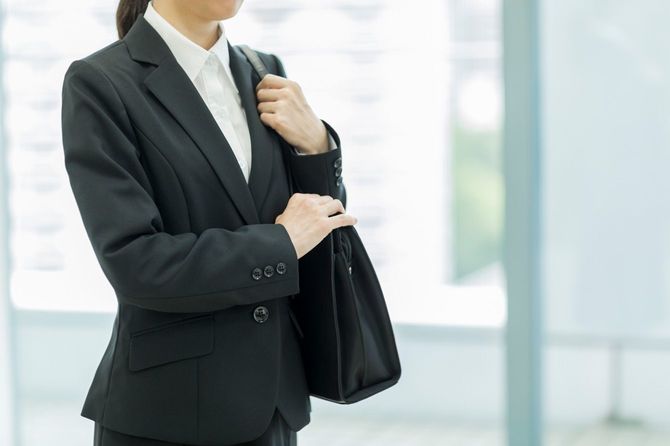 スーツを着たビジネスウーマン