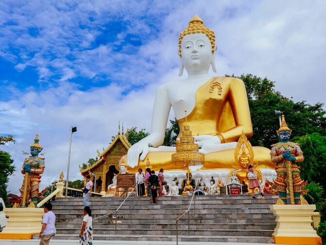 タイ、チェンマイのワット・プラタート・ドイ・カムの仏像