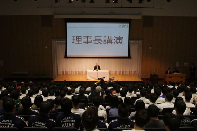 講演中の永守理事長