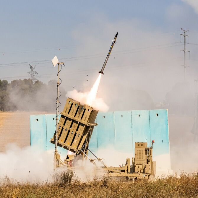 迎撃ミサイルを発射するアイアン・ドーム