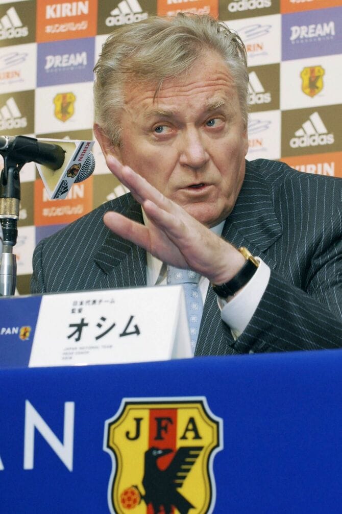 記者会見するイビチャ・オシム氏