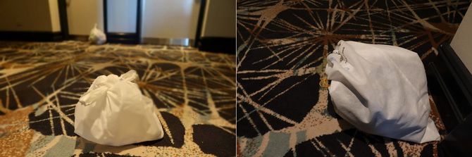 食事で出たゴミはレジ袋に入れて口を縛って外に出す。毎回捨てられるのが衛生的(左)。右は洗濯袋。かなり大きめで夏服なら三日分ほど余裕で入る