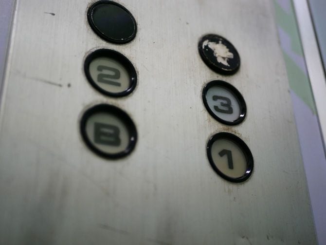 旧真鍮エレベーターのパネル