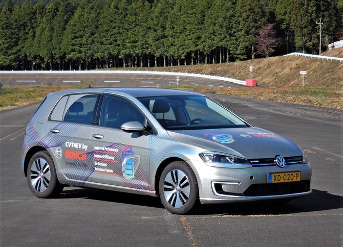 ドイツに本社を置く部品メーカー「ボッシュ」が開発したCVT4EV。ベース車両はフォルクスワーゲンのEVで市販車の「eゴルフ」(2017年モデル)。テスト機器が組み込まれ、設定条件を変えながらの走行もできる