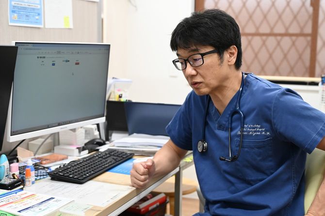かつて救急病院で命を救った患者の娘から抗議の声を向けられたと語る