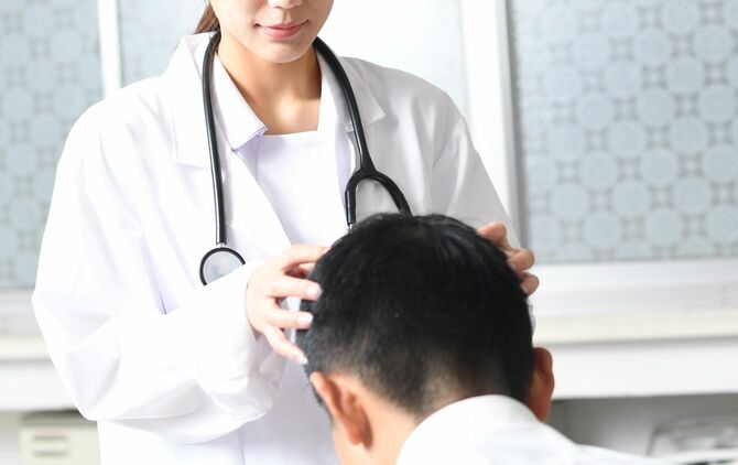 脱毛の診断をする女性医師