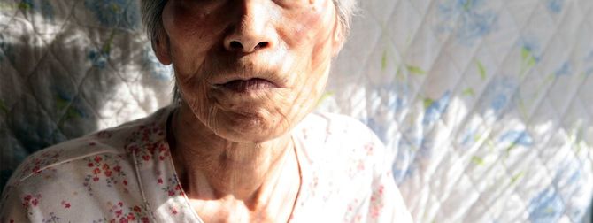 憂鬱な表情を浮かべる高齢女性