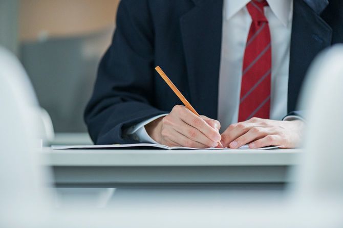 授業のノートをとる手元