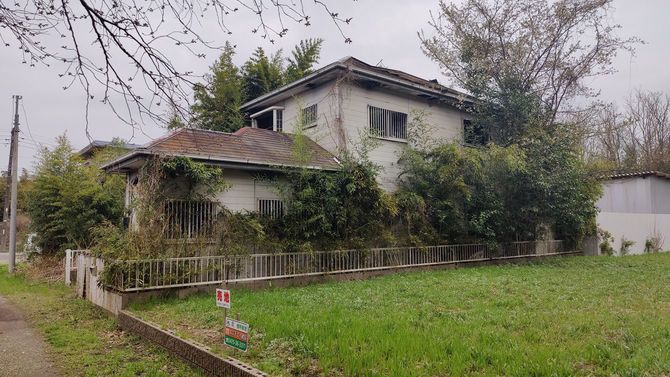 地域には需要をはるかに上回る数の売地が存在するため、隣地に家屋があるだけでも大きく不利になる。（千葉県成田市吉岡）