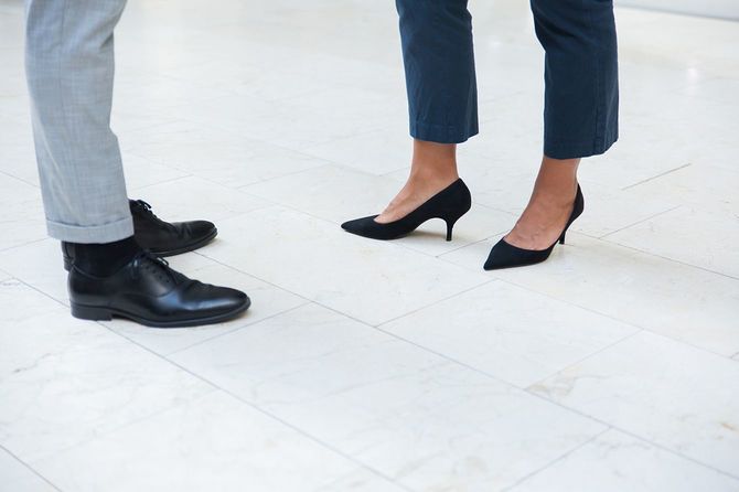 オフィスのズボンと靴を履いた2人のビジネスマン 