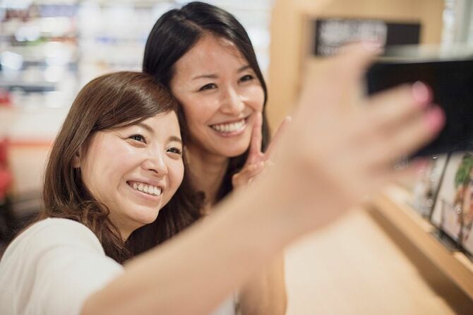 セルフィを撮っている女性たち