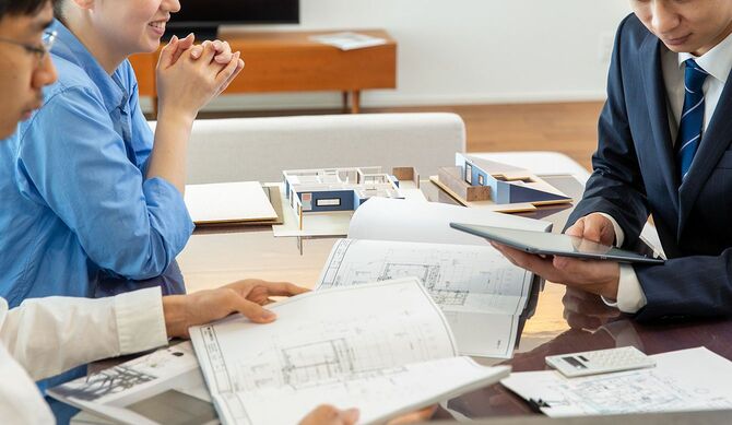 住宅販売、セールスマンとクライアント夫婦